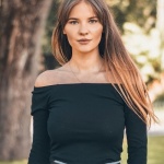 Bluzki, które dodają proporcji: stylowe triki dla wąskich bioder