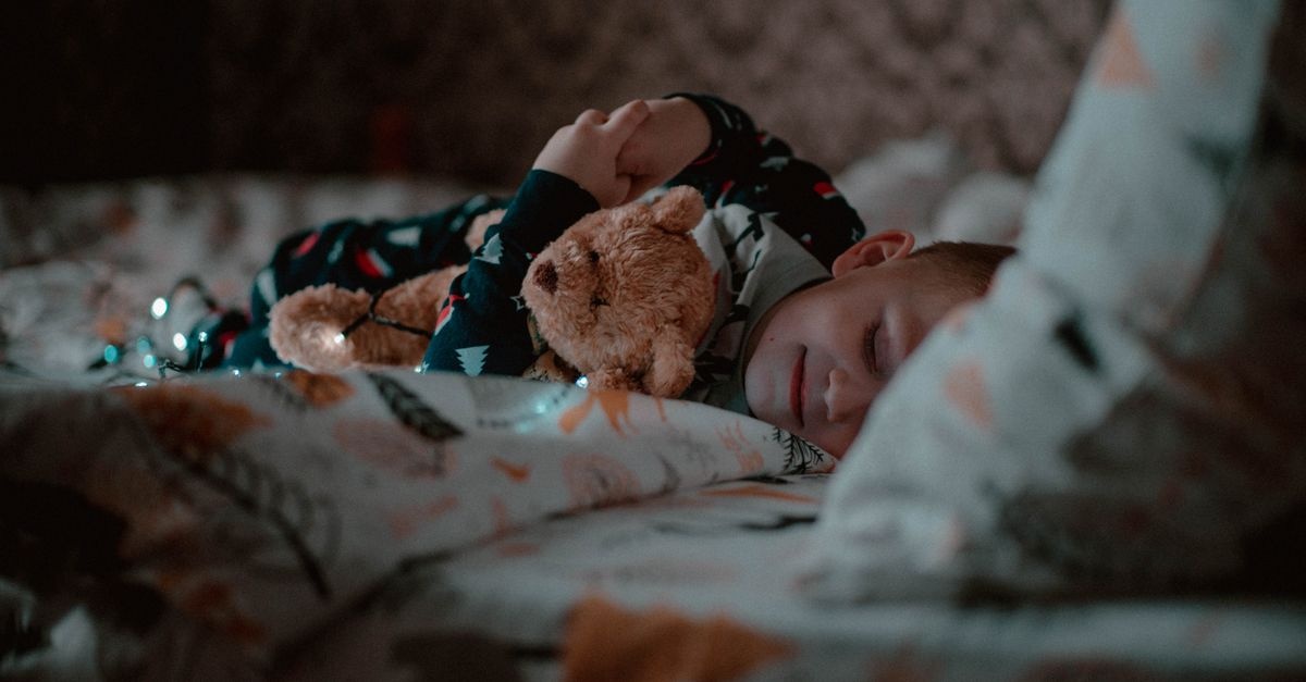 Dlaczego maluch budzi się co chwilę w nocy? Sprawdź przyczyny i proste sposoby na spokojniejszy sen