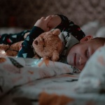 Dlaczego maluch budzi się co chwilę w nocy? Sprawdź przyczyny i proste sposoby na spokojniejszy sen
