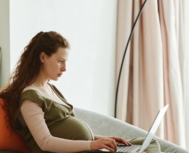 Ciąża w pracy: jak powiedzieć szefowi i zespołowi, żeby było profesjonalnie i spokojnie