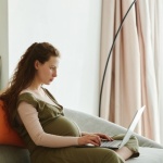 Ciąża w pracy: jak powiedzieć szefowi i zespołowi, żeby było profesjonalnie i spokojnie
