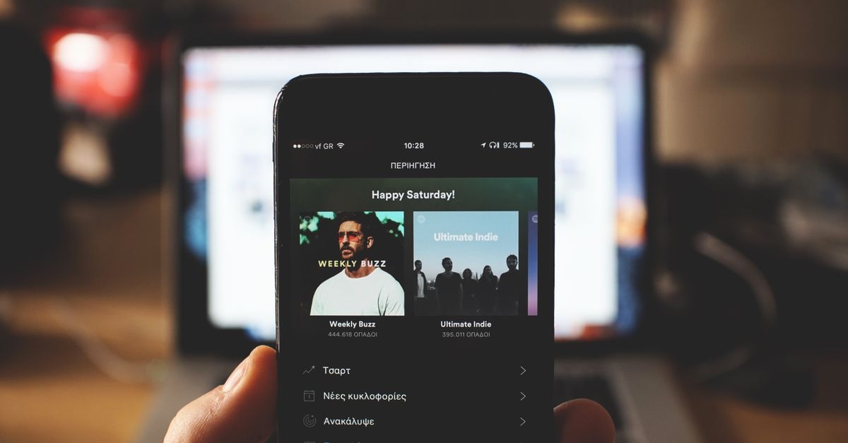 Muzyka, która łączy: jak ułożyć idealną playlistę na wspólny wieczór