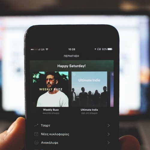 Muzyka, która łączy: jak ułożyć idealną playlistę na wspólny wieczór