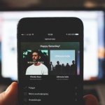 Muzyka, która łączy: jak ułożyć idealną playlistę na wspólny wieczór