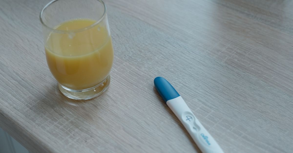 Spóźnia się miesiączka, a test ciążowy jest negatywny? Poznaj możliwe przyczyny i co możesz zrobić
