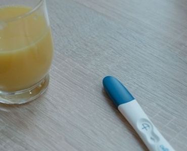 Spóźnia się miesiączka, a test ciążowy jest negatywny? Poznaj możliwe przyczyny i co możesz zrobić