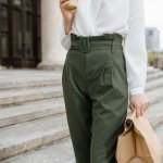 Od biurka do stolika: jak w 5 minut zmienić biurowy look w stylizację na kolację