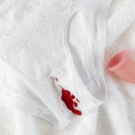 Bielizna menstruacyjna czy kubeczek? Sprawdź, co lepiej pasuje do Twojego stylu życia