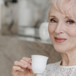 Kawa w menopauzie: czy kofeina nasila uderzenia gorąca i problemy ze snem?
