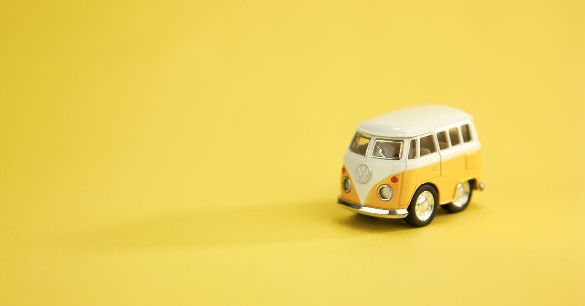 Miniatury podróżne vs. pełne opakowania: sprytny sposób na lżejszy bagaż i mniej stresu
