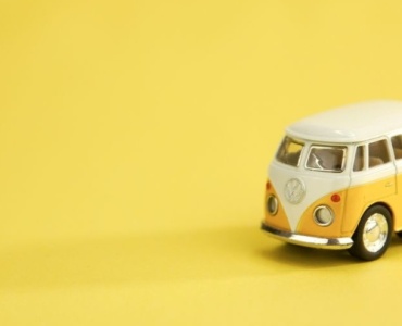 Miniatury podróżne vs. pełne opakowania: sprytny sposób na lżejszy bagaż i mniej stresu
